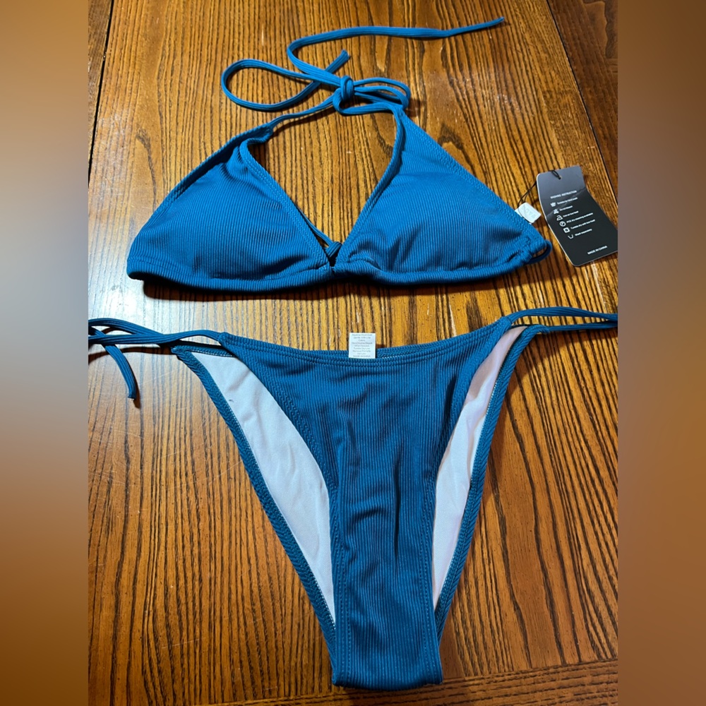 ZUVEBAMYO TEAL RIBBED CHEEKY STRING BIKINI. NWT. SIZE SMALL